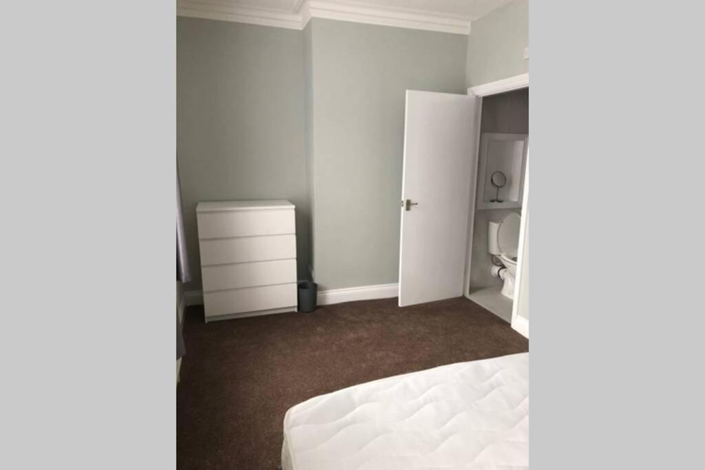 4 Bedroom House In Town Centre Дом отдыха